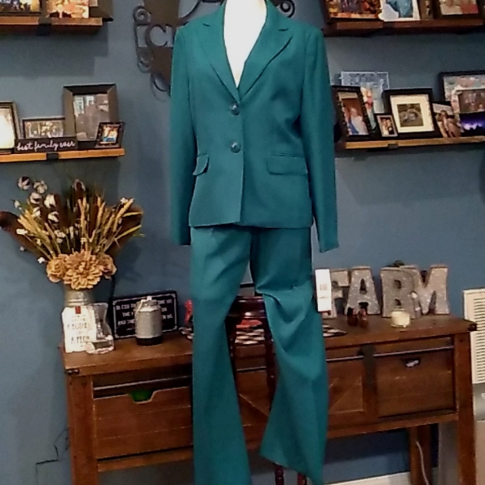 Le Suit pants suit